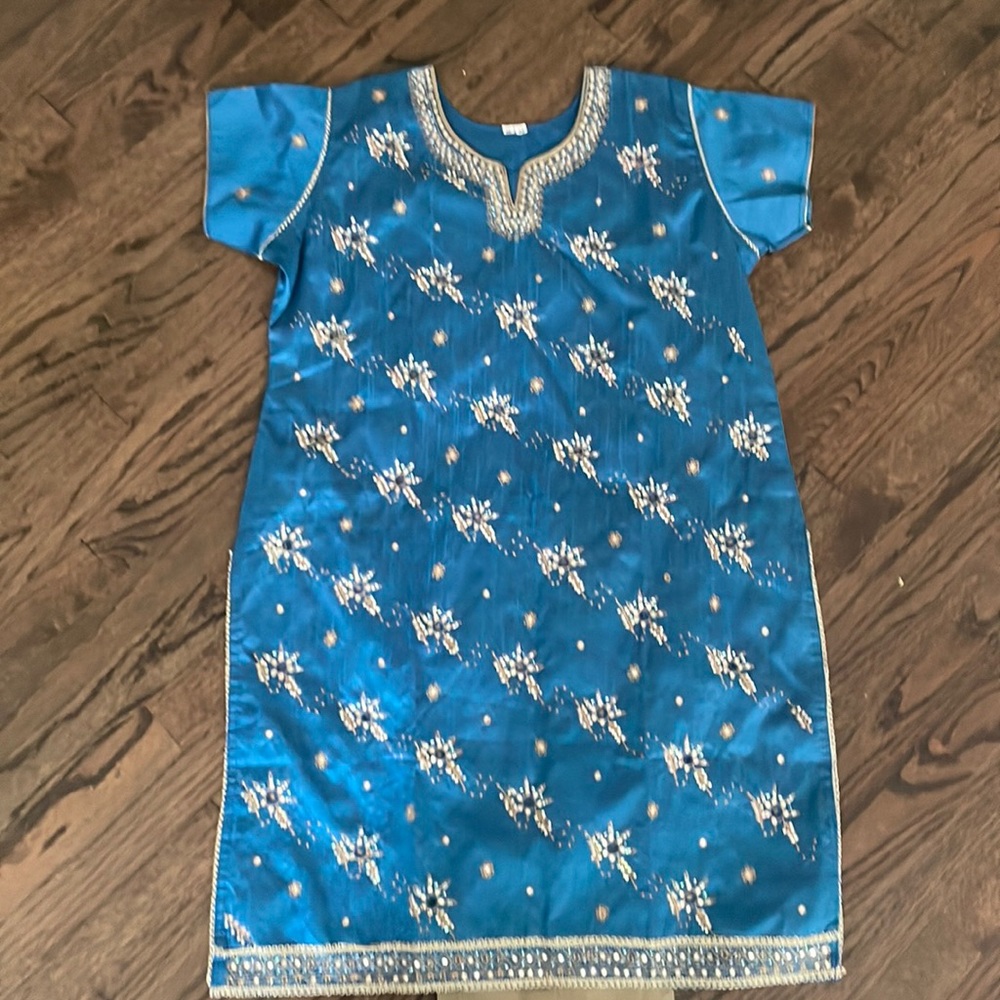 Brand new. XL. Size 40. Indian dress.